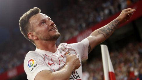 PRESREĆAN SAM: Rakitić ima Hajdukov šal oko vrata, navijačko ludilo u pravom smislu te reči (VIDEO) PRESREĆAN SAM: Rakitić ima Hajdukov šal oko vrata, navijačko ludilo u pravom smislu te reči (VIDEO)