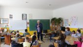 DRUŽENJE SA PESNIKOM Knjiga pesama Najlepše veštine predstavljena osnovcima iz seoskih škola