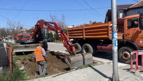 НОВИ ТРОТОАРИ ЧУВАЈУ КЕСТЕНОВЕ: Измене у Улици Ћирила и Методија у Пироту НОВИ ТРОТОАРИ ЧУВАЈУ КЕСТЕНОВЕ: Измене у Улици Ћирила и Методија у Пироту