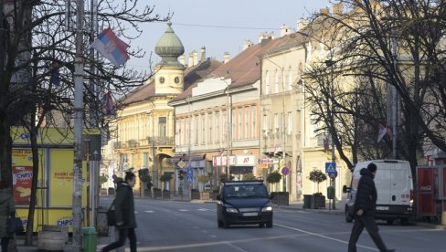 ПАНЧЕВАЦ СЕ ВОЗИО НА КРОВУ АУТОМОБИЛА: Лудост или нови изазов на друштвеним мрежама? (ФОТО)