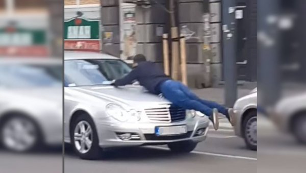 ПОСЛЕ ТУЧЕ ГА ВОЗИО НА ХАУБИ: Инцидент у центру Београда, таксиста и непознати мушкарац разменили и ударце (ВИДЕО) ПОСЛЕ ТУЧЕ ГА ВОЗИО НА ХАУБИ: Инцидент у центру Београда, таксиста и непознати мушкарац разменили и ударце (ВИДЕО)