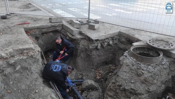 ПРИКЉУЧИВАЊЕ СВИХ КРАКОВА НОВЕ ВОДОВОДНЕ МРЕЖЕ: Наредних дана биће настављени радови на враћању инфраструктуре у насељу Ружа Шулман ПРИКЉУЧИВАЊЕ СВИХ КРАКОВА НОВЕ ВОДОВОДНЕ МРЕЖЕ: Наредних дана биће настављени радови на враћању инфраструктуре у насељу Ружа Шулман
