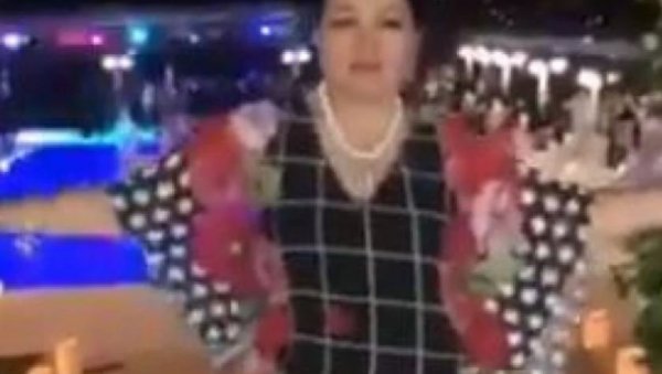 ПЛЕС ВЕСНЕ МЕДЕНИЦЕ БИО ХИТ НА МРЕЖАМА: Погледајте како је председница суда уживала у луксузу (ВИДЕО) ПЛЕС ВЕСНЕ МЕДЕНИЦЕ БИО ХИТ НА МРЕЖАМА: Погледајте како је председница суда уживала у луксузу (ВИДЕО)