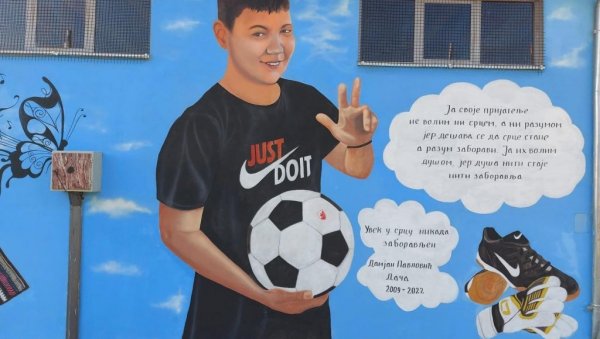 ЧАЈКА НЕ ЗАБОРАВЉА ДАЧУ: Мурал на згради осмолетке у Грабовцу код Трстеника посвећен преминулом ученику ЧАЈКА НЕ ЗАБОРАВЉА ДАЧУ: Мурал на згради осмолетке у Грабовцу код Трстеника посвећен преминулом ученику