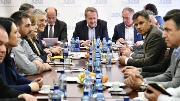 БАКИР ИЗВОР РАЗДОРА: Оштре реакције из Републике Српске на изјаве лидера СДА да су Бошњаци везивно ткиво БиХ БАКИР ИЗВОР РАЗДОРА: Оштре реакције из Републике Српске на изјаве лидера СДА да су Бошњаци везивно ткиво БиХ