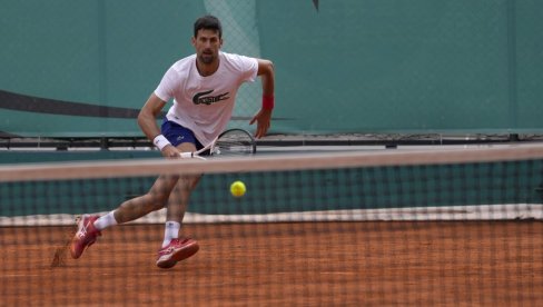 OPA! Evo ko nadgleda trening koji Novak Đoković ima - da li je pitanje novog trenera već rešeno?! (VIDEO) OPA! Evo ko nadgleda trening koji Novak Đoković ima - da li je pitanje novog trenera već rešeno?! (VIDEO)