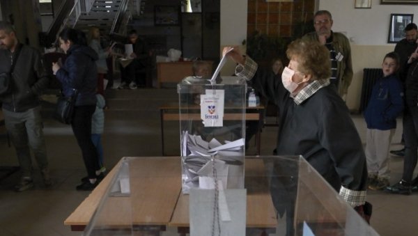 ЛИСТИЋИ ЗА ЈОШ 3.000 ГЛАСАЧА: Избори сутра у Београду на два бирачка места ЛИСТИЋИ ЗА ЈОШ 3.000 ГЛАСАЧА: Избори сутра у Београду на два бирачка места