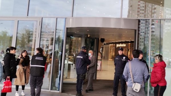 ЛАЖНИМ БОМБАМА ВОДЕ СПЕЦИЈАЛНИ РАТ: Министар Вулин упозорава на позадину узнемирујућих дојава о експлозивним направама ЛАЖНИМ БОМБАМА ВОДЕ СПЕЦИЈАЛНИ РАТ: Министар Вулин упозорава на позадину узнемирујућих дојава о експлозивним направама