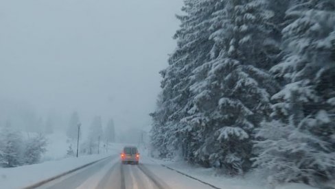 SNEG IZAZVAO KOLAPS ŠIROM SRBIJE, ZAVEJAN MILOŠ VELIKI: Saobraćaj otežan na ovim putnim pravcima, oglasio se RHMZ