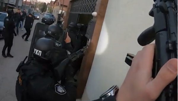 ПОГЛЕДАЈТЕ КАКО СПЕЦИЈАЛЦИ ХАПСЕ НАРКО-ДИЛЕРЕ: Полиција упала у станове, пало седам особа, заплењени дрога и оружје (ВИДЕО) ПОГЛЕДАЈТЕ КАКО СПЕЦИЈАЛЦИ ХАПСЕ НАРКО-ДИЛЕРЕ: Полиција упала у станове, пало седам особа, заплењени дрога и оружје (ВИДЕО)
