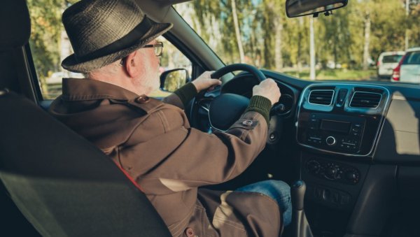 СТАРИ НАЈМАЊЕ ВОЗЕ, А НАЈВИШЕ ГИНУ: У саобраћајним незгодама у прошлој години учествовало чак 5.490 припадника трећег доба СТАРИ НАЈМАЊЕ ВОЗЕ, А НАЈВИШЕ ГИНУ: У саобраћајним незгодама у прошлој години учествовало чак 5.490 припадника трећег доба