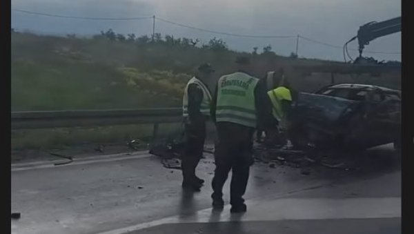 СНИМАК НЕСРЕЋЕ НА ИБАРСКОЈ МАГИСТРАЛИ: Мушкарац (50) погинуо на месту, аутомобил потпуно уништен (ВИДЕО) СНИМАК НЕСРЕЋЕ НА ИБАРСКОЈ МАГИСТРАЛИ: Мушкарац (50) погинуо на месту, аутомобил потпуно уништен (ВИДЕО)