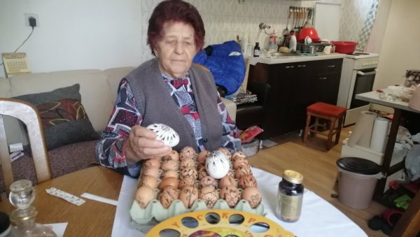 РЕЦЕПТ БАКЕ МАРИЈЕ: Марица Митић из Руњана код Лознице осамдесет лета шара и боји васкршња јаја (ФОТО) РЕЦЕПТ БАКЕ МАРИЈЕ: Марица Митић из Руњана код Лознице осамдесет лета шара и боји васкршња јаја (ФОТО)