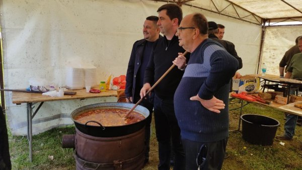 ВЕЛИКИ ГЕСТ НА ВЕЛИКИ ПЕТАК: Хумани људи припремали посне оброке за најугроженије становнике Семберије ВЕЛИКИ ГЕСТ НА ВЕЛИКИ ПЕТАК: Хумани људи припремали посне оброке за најугроженије становнике Семберије