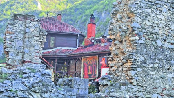 ПОЧИЊУ ВИДОВДАНСКЕ СВЕЧАНОСТИ: Дечја смотра фолклора у манастиру Светих Архангела код Призрена ПОЧИЊУ ВИДОВДАНСКЕ СВЕЧАНОСТИ: Дечја смотра фолклора у манастиру Светих Архангела код Призрена