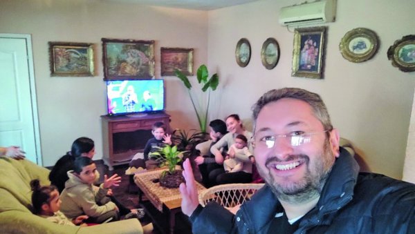ДЕЧАК ИЗ ШАНГАЈА НА ХРИСТОВОМ ПУТУ: Тешко детињство определило Милета Јовановића из Жабља да помаже људима у невољи ДЕЧАК ИЗ ШАНГАЈА НА ХРИСТОВОМ ПУТУ: Тешко детињство определило Милета Јовановића из Жабља да помаже људима у невољи