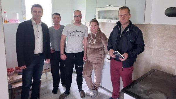 ВАСКРС ЋЕ ДОЧЕКАТИ У ОБНОВЉЕНОМ ДОМУ: Самохрани отац из Истока у новој кући након страшног пожара (ФОТО) ВАСКРС ЋЕ ДОЧЕКАТИ У ОБНОВЉЕНОМ ДОМУ: Самохрани отац из Истока у новој кући након страшног пожара (ФОТО)