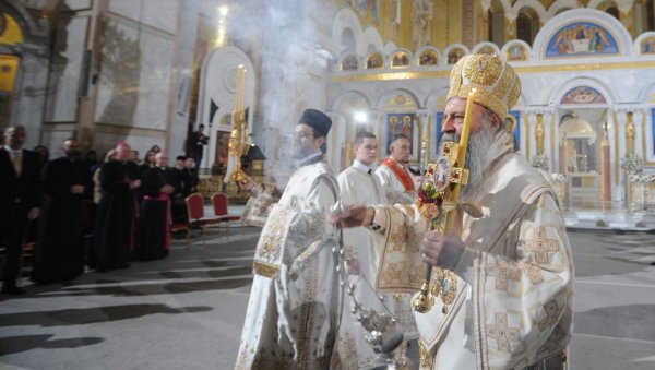 ДИВНИ ПРИЗОРИ ИЗ ХРАМА СВЕТОГ САВЕ: Велики број верника на поноћној васкршњој литургији (ФОТО) ДИВНИ ПРИЗОРИ ИЗ ХРАМА СВЕТОГ САВЕ: Велики број верника на поноћној васкршњој литургији (ФОТО)