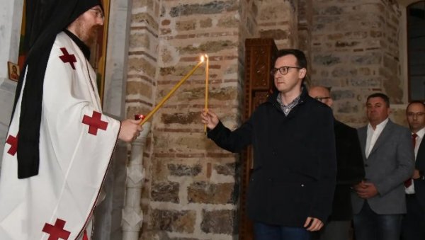 ПОНОЋНА ЛИТУРГИЈА У МАНАСТИРУ БАЊСКА: Присуствовали Петар Петковић и челници Српске листе (ФОТО) ПОНОЋНА ЛИТУРГИЈА У МАНАСТИРУ БАЊСКА: Присуствовали Петар Петковић и челници Српске листе (ФОТО)
