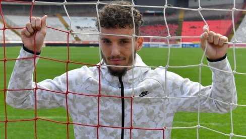 EUFORIJA NA MARAKANI! Strahinja Eraković u opremi Crvene zvezde