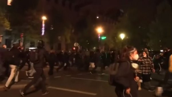 ПРОТЕСТИ ЗБОГ ПОБЕДЕ МАКРОНА, СУКОБИ С ПОЛИЦИЈОМ: Ни десница, ни либерали (ВИДЕО) ПРОТЕСТИ ЗБОГ ПОБЕДЕ МАКРОНА, СУКОБИ С ПОЛИЦИЈОМ: Ни десница, ни либерали (ВИДЕО)