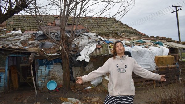 КРОВ ЈЕ НОВ И СИГУРАН: Јелени Коломпар, самохраној мајци, решено стамбено питање КРОВ ЈЕ НОВ И СИГУРАН: Јелени Коломпар, самохраној мајци, решено стамбено питање