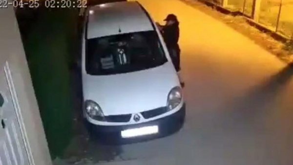 ЖЕНА УСРЕД НОЋИ ОБИЛА АУТОМОБИЛ У БОРЧИ: Сигуроносне камере снимиле све (ВИДЕО) ЖЕНА УСРЕД НОЋИ ОБИЛА АУТОМОБИЛ У БОРЧИ: Сигуроносне камере снимиле све (ВИДЕО)