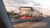 PRVI SNIMAK SAOBRAĆAJNE NESREĆE NA OBRENOVAČKOM PUTU: Jedna osoba na reanimaciji posle sudara autobusa i automobila (VIDEO)