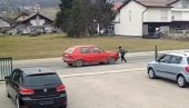 UZNEMIRUJUĆI SNIMAK: „Golfom“ udario dečaka, odbacio ga dva metra (VIDEO) UZNEMIRUJUĆI SNIMAK: „Golfom“ udario dečaka, odbacio ga dva metra (VIDEO)