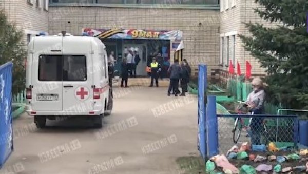 ПУЦЊАВА У РУСИЈИ: Нападач са пушком упао у вртић и упуцао учитељицу и двоје деце (ВИДЕО) ПУЦЊАВА У РУСИЈИ: Нападач са пушком упао у вртић и упуцао учитељицу и двоје деце (ВИДЕО)