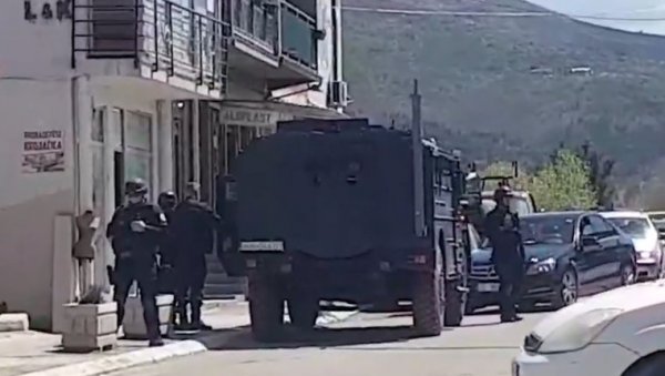 СУДАР ДВА ОКЛОПНА ВОЗИЛА РОСУ КОД ГАЗИВОДА: Увиђај у току, чека се полицијски извештај СУДАР ДВА ОКЛОПНА ВОЗИЛА РОСУ КОД ГАЗИВОДА: Увиђај у току, чека се полицијски извештај