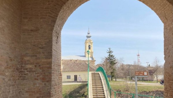 ОЖИВЕЛИ СОБУ ИЗ 14. ВЕКА: Конзервацијом главне куле средњовековна тврђава у Бачу постала још атрактивнија за туристе ОЖИВЕЛИ СОБУ ИЗ 14. ВЕКА: Конзервацијом главне куле средњовековна тврђава у Бачу постала још атрактивнија за туристе