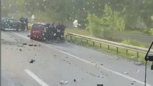 САОБРАЋАЈНА НЕСРЕЋА У БЕОГРАДУ: Два аутомобила уништена на ауто-путу (ФОТО/ВИДЕО) САОБРАЋАЈНА НЕСРЕЋА У БЕОГРАДУ: Два аутомобила уништена на ауто-путу (ФОТО/ВИДЕО)