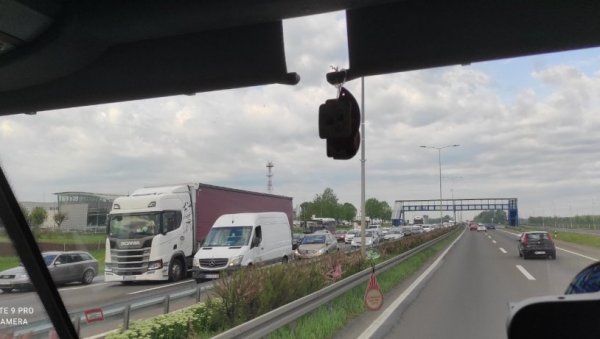 КОМБИ ИЗЛЕТЕО СА АУТО-ПУТА: Погинула једна особа, друга повређена КОМБИ ИЗЛЕТЕО СА АУТО-ПУТА: Погинула једна особа, друга повређена