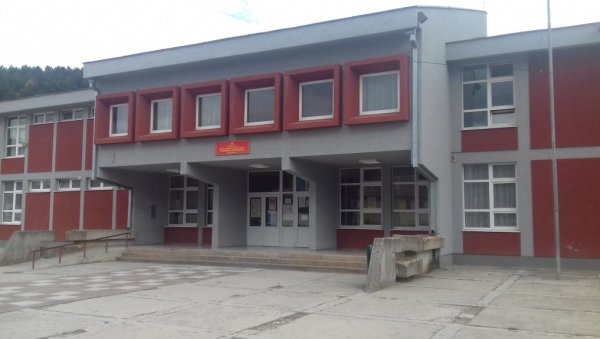 НАСТАВЉАЈУ СЕ ДОЈАВЕ О БОМБАМА У ЦРНОЈ ГОРИ: И школе на северу земље затворене, ђаци евакуисани НАСТАВЉАЈУ СЕ ДОЈАВЕ О БОМБАМА У ЦРНОЈ ГОРИ: И школе на северу земље затворене, ђаци евакуисани