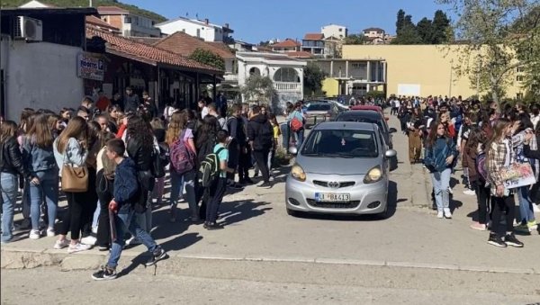 ХАОС У ЦРНОЈ ГОРИ - САЊАЛИ ОСВЕТУ? Шта пише у претећем мејлу, након чега се евакуишу школе у Црној Гори (ФОТО) ХАОС У ЦРНОЈ ГОРИ - САЊАЛИ ОСВЕТУ? Шта пише у претећем мејлу, након чега се евакуишу школе у Црној Гори (ФОТО)