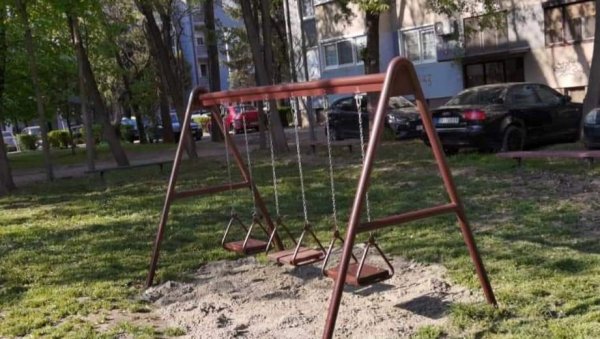 ОБНОВА ДЕЧЈЕГ ИГРАЛИШТА: Зрењанинци засукали рукаве (ФОТО) ОБНОВА ДЕЧЈЕГ ИГРАЛИШТА: Зрењанинци засукали рукаве (ФОТО)