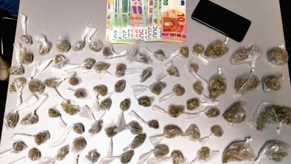 ХАПШЕЊЕ НА ЗВЕЗДАРИ: У доњем вешу осумњиченог пронађене кесице марихуане ХАПШЕЊЕ НА ЗВЕЗДАРИ: У доњем вешу осумњиченог пронађене кесице марихуане