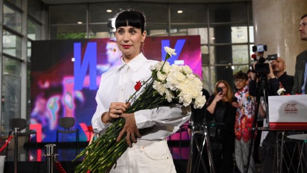 СРБИЈА ПРАТИ КОНСТРАКТУ НА ЕВРОВИЗИЈУ: Амбасадор Италије јој уручио заставу, а уметница му дала посебан поклон (ФОТО/ВИДЕО) СРБИЈА ПРАТИ КОНСТРАКТУ НА ЕВРОВИЗИЈУ: Амбасадор Италије јој уручио заставу, а уметница му дала посебан поклон (ФОТО/ВИДЕО)