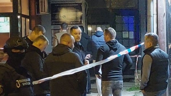 ЈАКЕ ПОЛИЦИЈСКЕ СНАГЕ НА ТЕРЕНУ: На местo убиства у Нехруовој стигао је и заменик начелника УКП Нинослав Цмолић (ВИДЕО) ЈАКЕ ПОЛИЦИЈСКЕ СНАГЕ НА ТЕРЕНУ: На местo убиства у Нехруовој стигао је и заменик начелника УКП Нинослав Цмолић (ВИДЕО)