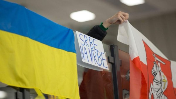 СРАМНА ПОРУКА СРПСКИМ ХОКЕЈАШИМА У ПОЉСКОЈ: Србе на врбе поред украјинске заставе над клупом нашег тима (ФОТО) СРАМНА ПОРУКА СРПСКИМ ХОКЕЈАШИМА У ПОЉСКОЈ: Србе на врбе поред украјинске заставе над клупом нашег тима (ФОТО)
