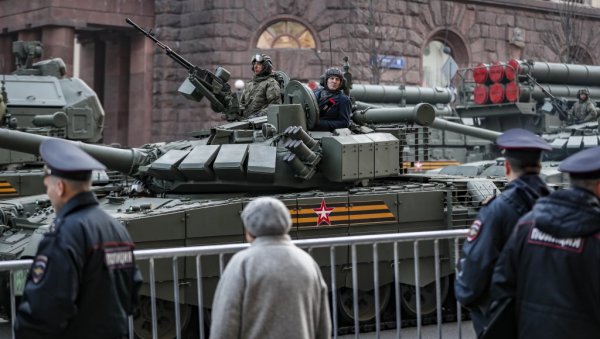 И ПОРЕД НАПАДА НА КРЕМЉ, ПАРАДА ЋЕ БИТИ ОДРЖАНА: Огласио се Путинов најближи сарадник - Предузимамо све мере И ПОРЕД НАПАДА НА КРЕМЉ, ПАРАДА ЋЕ БИТИ ОДРЖАНА: Огласио се Путинов најближи сарадник - Предузимамо све мере
