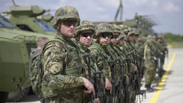 СВЕ ЈЕ СПРЕМНО ЗА ШТИТ 2022: Одржана генерална проба приказа Војске Србије на аеродрому Пуковник-пилот Миленко Павловић (ФОТО) СВЕ ЈЕ СПРЕМНО ЗА ШТИТ 2022: Одржана генерална проба приказа Војске Србије на аеродрому Пуковник-пилот Миленко Павловић (ФОТО)