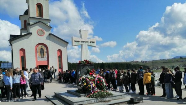 ЦРВЕНЕ РУЖЕ НА МАЛОМ ЗЕЈТИНЛИКУ: Ученици три основне школе на историјском часу поводом обележавања Дана одбране Илиџе ЦРВЕНЕ РУЖЕ НА МАЛОМ ЗЕЈТИНЛИКУ: Ученици три основне школе на историјском часу поводом обележавања Дана одбране Илиџе
