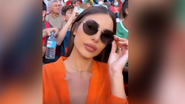 АНАСТАСИЈА СЕ НЕ РАЗДВАЈА ОД ГУДЕЉЕ: Ражнатовићка опет у Севиљи, добила поклон од фудбалерове породице (ВИДЕО) АНАСТАСИЈА СЕ НЕ РАЗДВАЈА ОД ГУДЕЉЕ: Ражнатовићка опет у Севиљи, добила поклон од фудбалерове породице (ВИДЕО)