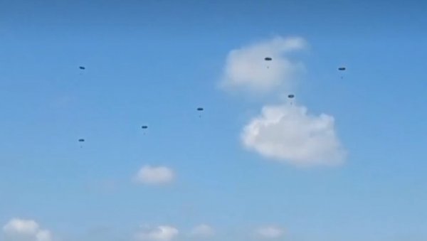 СПЕКТАКЛ У БАТАЈНИЦИ: Десант легендарне 63. падобранске бригаде (ФОТО/ВИДЕО) СПЕКТАКЛ У БАТАЈНИЦИ: Десант легендарне 63. падобранске бригаде (ФОТО/ВИДЕО)
