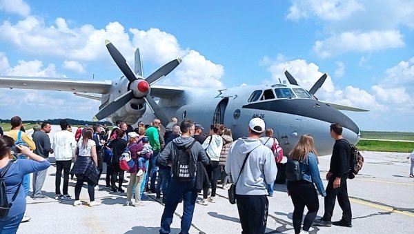 АВИОНИ ВОЈСКЕ СРБИЈЕ: Највећу пажњу у Батајници привукао чувени Ан-26 (ФОТО) АВИОНИ ВОЈСКЕ СРБИЈЕ: Највећу пажњу у Батајници привукао чувени Ан-26 (ФОТО)