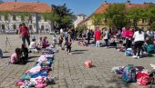 PRODAJU SAMO NAJMLAĐI: Na „ćelavom trgu“ u Somboru ponovo radi dečja pijaca (FOTO) PRODAJU SAMO NAJMLAĐI: Na „ćelavom trgu“ u Somboru ponovo radi dečja pijaca (FOTO)