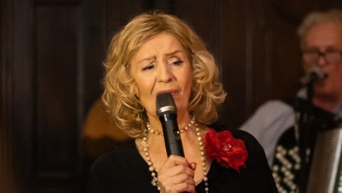 VRAĆALA SAM SE SA BERBE GROŽĐA, KAD ME JE NEKO PIPNUO S LEĐA: Lepa Lukić progovorila o svojim počecima, evo kakav šok je preživela VRAĆALA SAM SE SA BERBE GROŽĐA, KAD ME JE NEKO PIPNUO S LEĐA: Lepa Lukić progovorila o svojim počecima, evo kakav šok je preživela