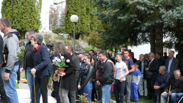 НАТО БОМБЕ УБИЛЕ СУ И ТРОЈЕ ДЕЦЕ: Свуда су се чули јауци - пре 23 године је страдало шест мештана Мурине (ФОТО) НАТО БОМБЕ УБИЛЕ СУ И ТРОЈЕ ДЕЦЕ: Свуда су се чули јауци - пре 23 године је страдало шест мештана Мурине (ФОТО)